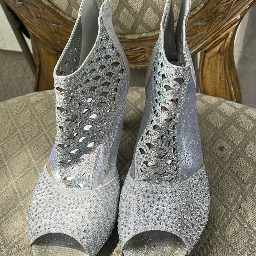 Pierre Dumas silver peep toe shoes Size 11